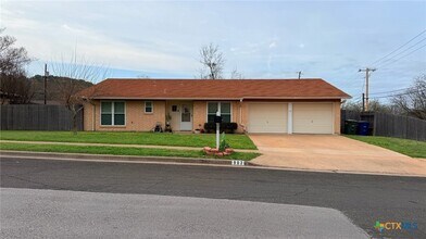 Building Photo - 902 Lynn Ln