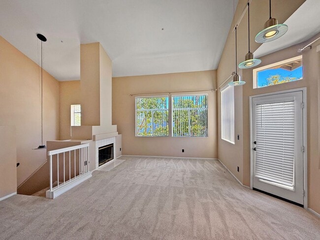 Foto del edificio - 2-Bedroom Townhome with Loft in Prime El C...