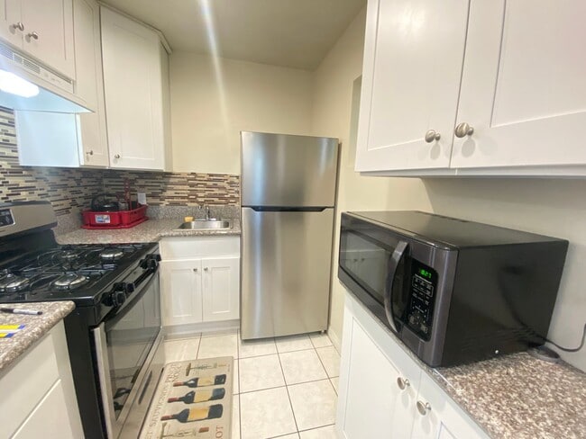 Building Photo - Great Location in Pacific Beach! Private l...
