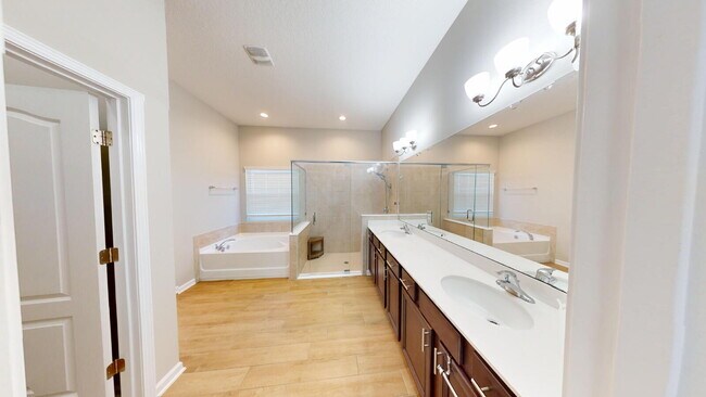 Foto del edificio - 15790 Whitebark Dr