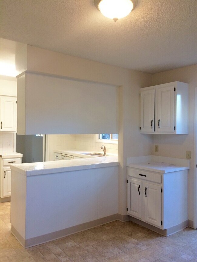 Building Photo - 711 San Ramon Dr
