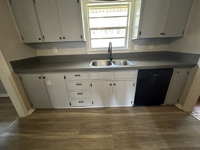 Building Photo - 989 Riverbend Dr