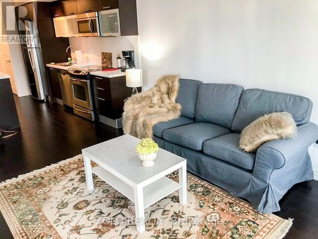 Building Photo - 386 Yonge St