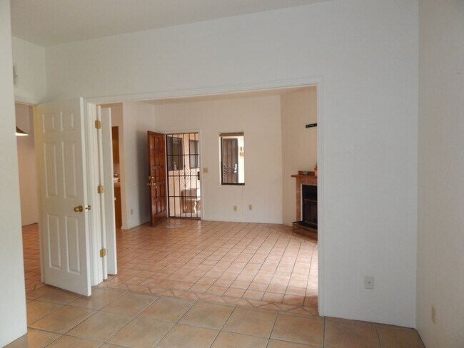 Foto del edificio - SHARP 2 BEDROOM FOOTHILLS CONDO