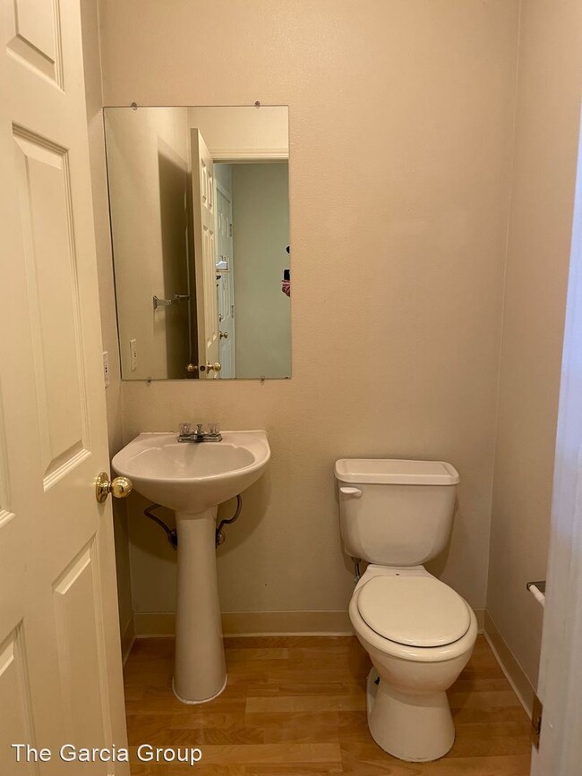 Building Photo - 2 br, 2.5 bath House - 7117 SW Sagert Stre...