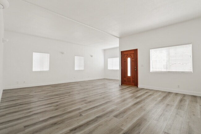 living space area - 5323 Keniston Ave