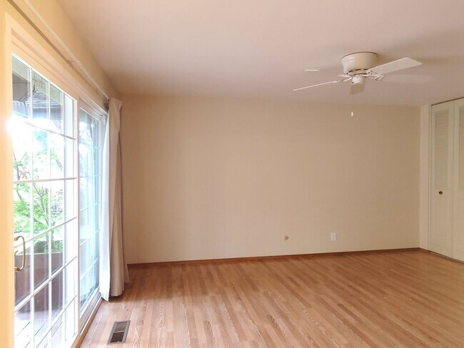 Building Photo - Spacious Single Family Home, A/C, Remodele...