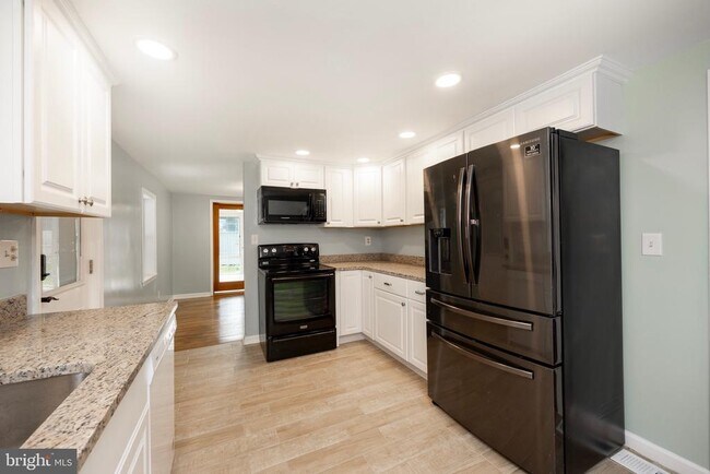 Building Photo - 4 Buttonwood Ave