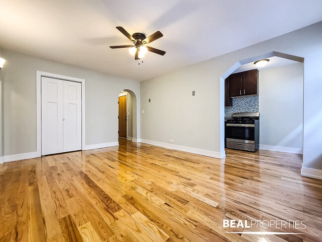 Building Photo - 435 W Roscoe St