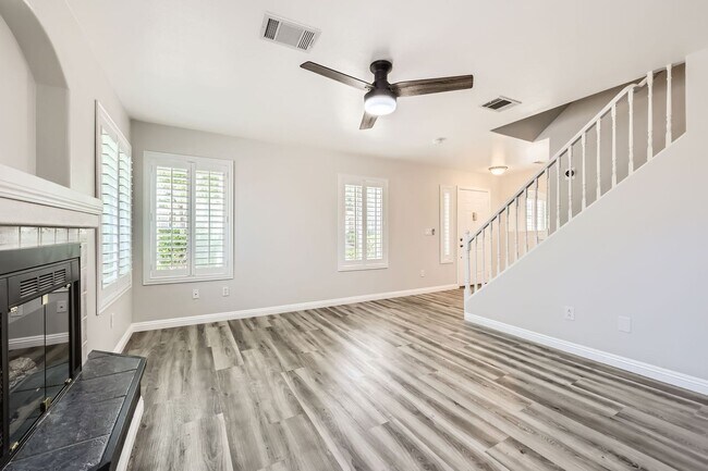 Foto del edificio - Beautiful and Nicely Remodeled Henderson Townhome!