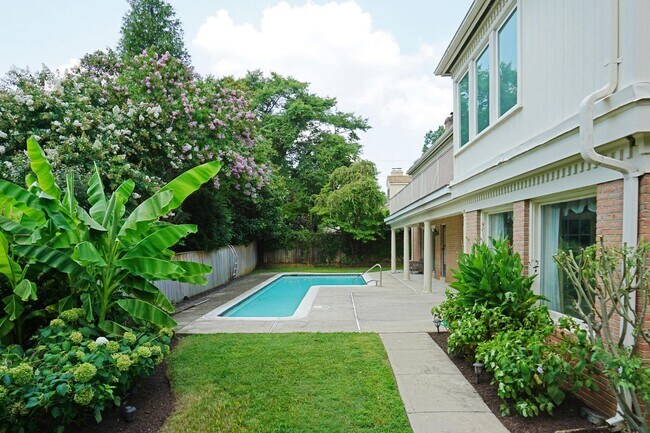 Foto del edificio - 6209 Stoneham Ln