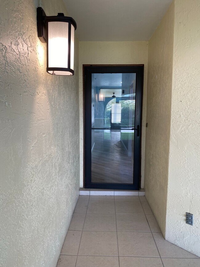 Building Photo - FULLY REMODELED VILLA IN REGENT PARK!!!!