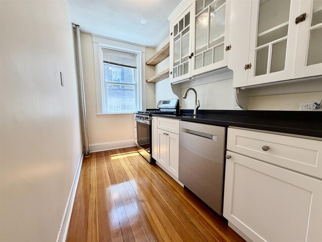 Building Photo - 13 Ellery St