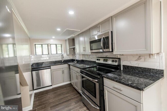 Foto del edificio - 6410 63rd Pl