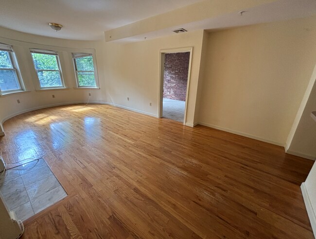 Foto del edificio - 1402 Beacon St
