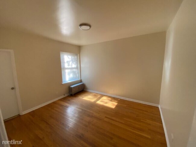 Building Photo - 3 br, 1 bath Apartment - 230 N Pine Ave