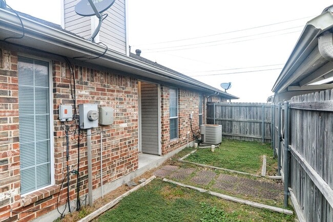 Building Photo - Spacious 2 Bedroom, 2 Bath Duplex – Over 1,200 Sq. Ft!