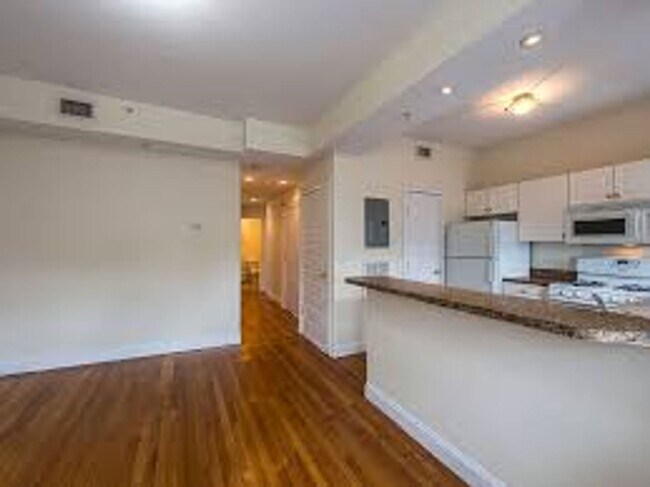 Building Photo - No Brokers Fee. 2 bed. 2 Full Bathrooms in...