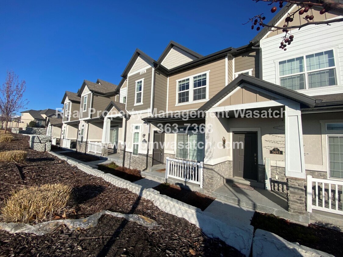 Foto principal - Beautiful 3 Bed, 4 Bath Townhome with 2-ca...