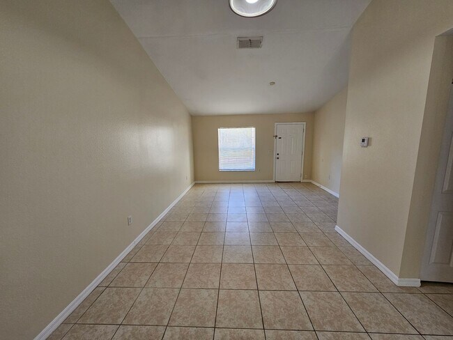 Foto del edificio - COMING SOON!   CUTE!  3 BEDROOM / 2 BATH - HALF DUPLEX (DELTONA)
