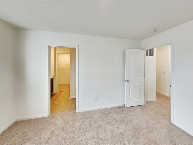 Building Photo - 8662 Hollander Dr