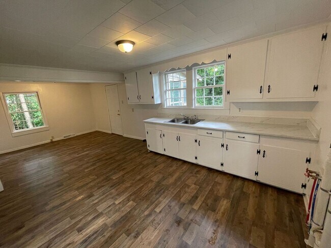 Foto del edificio - Renovated 2 bedroom 1 bathroom house with office/bonus room!