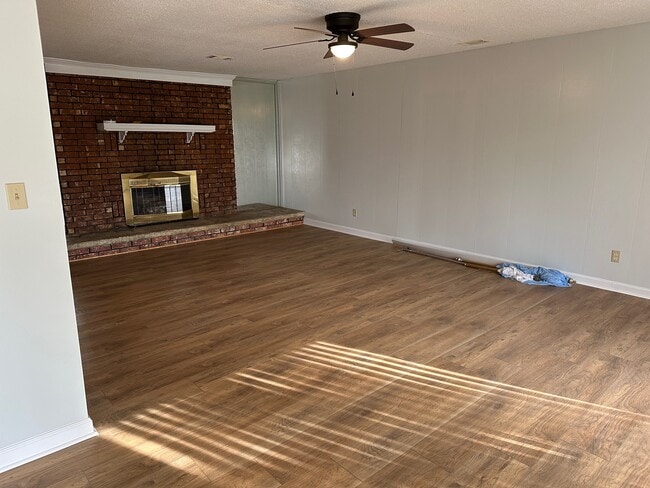 Building Photo - 323 Lance Cir