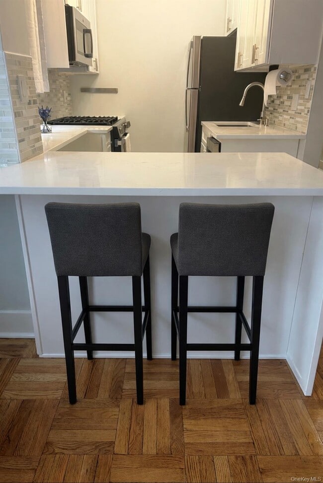 Foto del edificio - 230 Pelham Rd