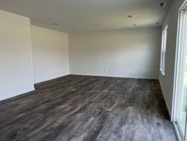 Building Photo - 4250 Bradley Dr