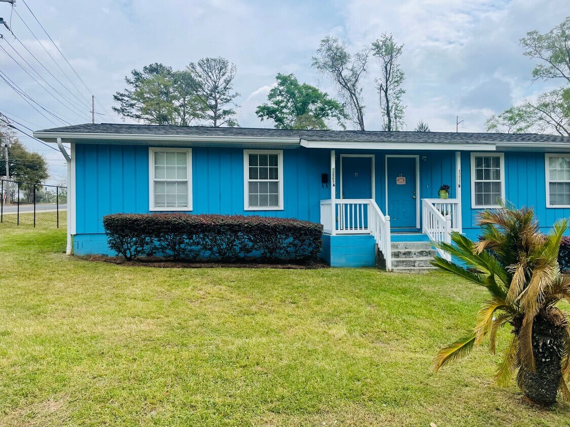 Primary Photo - Well maintained duplex off Old Bainbridge