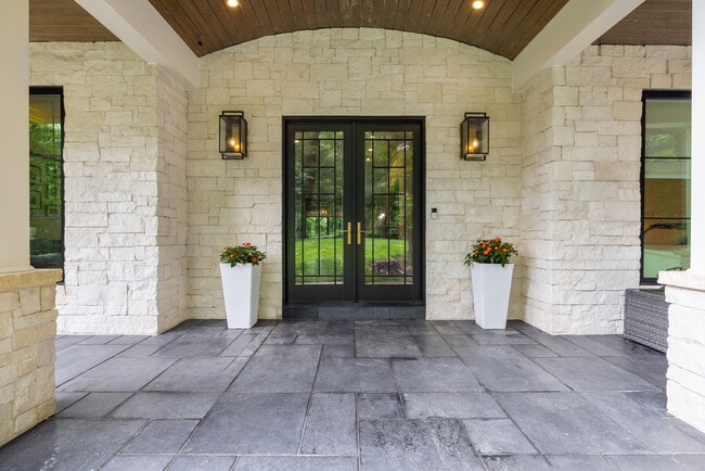 Building Photo - 306 Pinecrest Rd NE