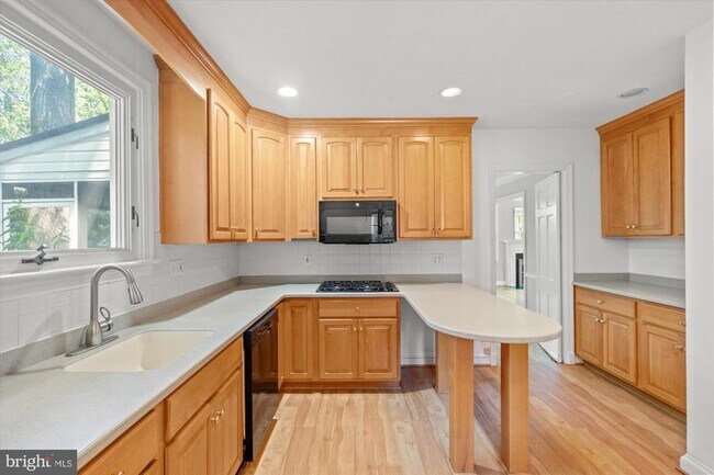 Building Photo - 7014 Beechwood Dr