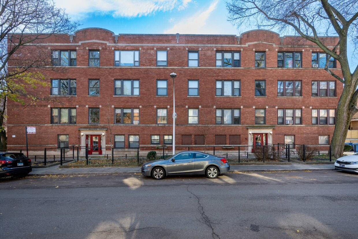 Primary Photo - 1039 W Byron St