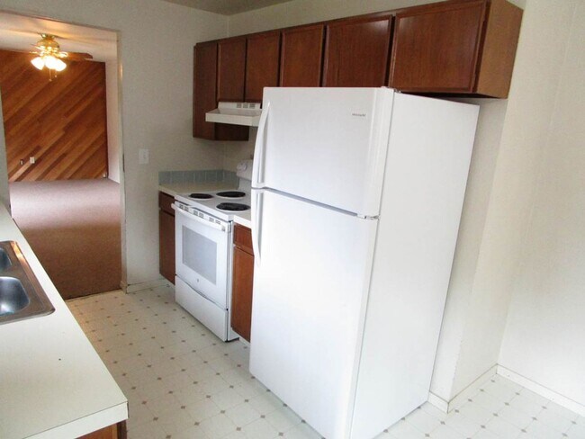 Building Photo - 3 bedroom, 1.5 bathroom Port Orchard Rambler