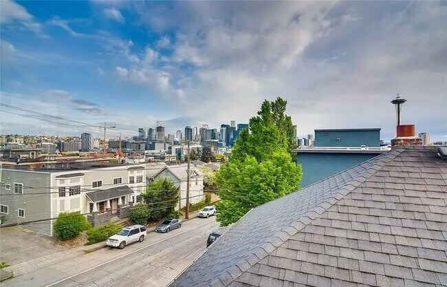 Building Photo - 3 Bed, 1 Bath apartment. Experience the Be...