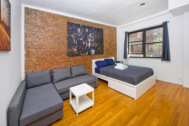 Building Photo - 215 B E 95th St