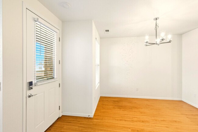 Foto del edificio - Bright and Airy 2 Bed 2.5 Bath Townhome in...