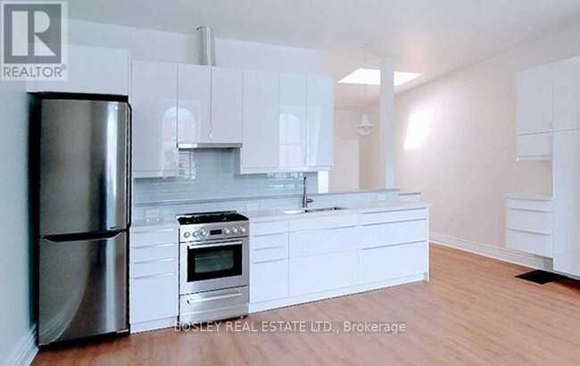 Photo du bâtiment - 988-988 Queen St W