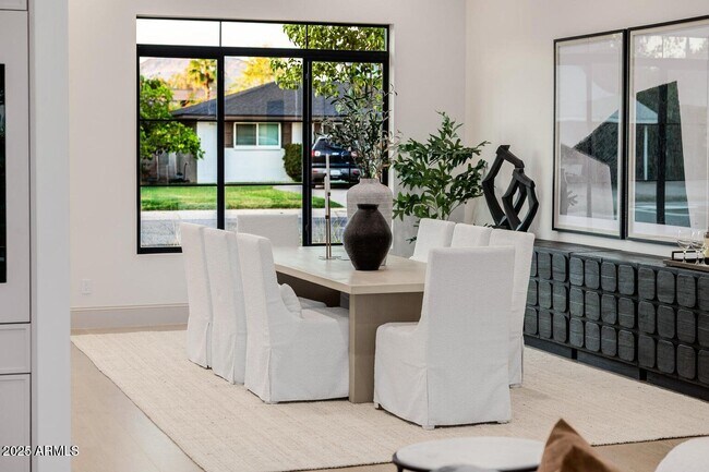 Foto del edificio - 3301 E Elm St