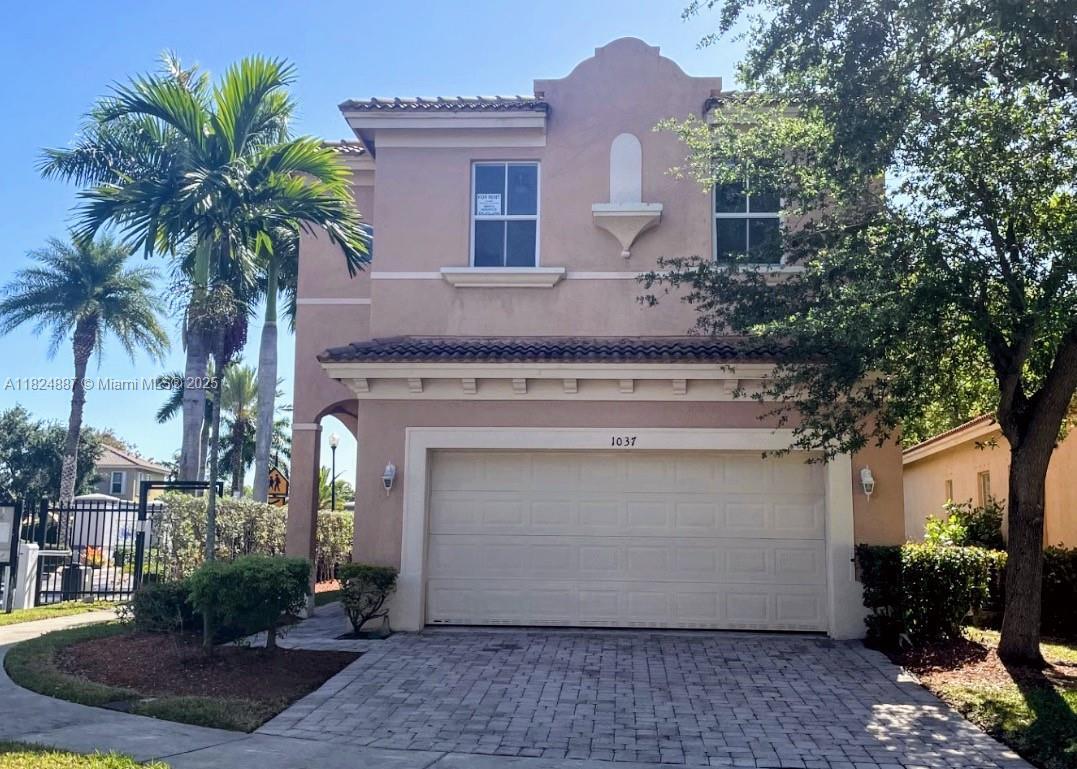Foto principal - 1037 NE 37th Pl