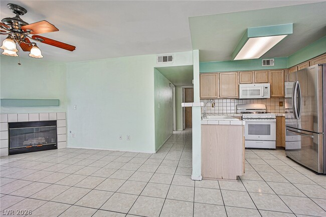 Building Photo - 4955 S Lindell Rd