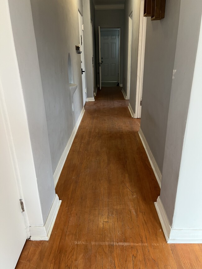 HALLWAY - 709 N Harper Ave