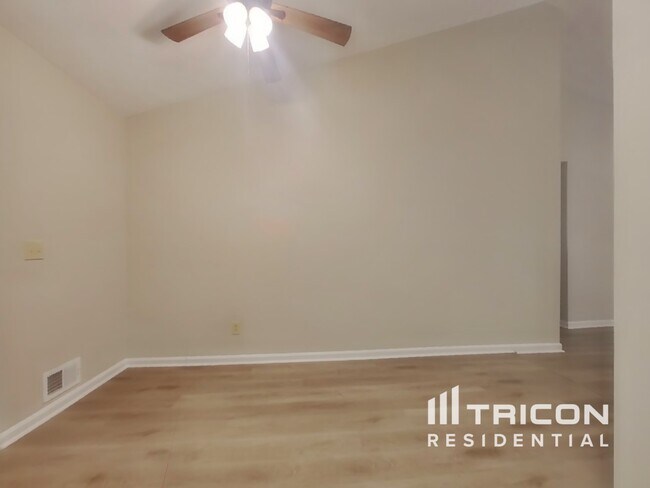 Foto del edificio - 4672 Emerald Willow Dr
