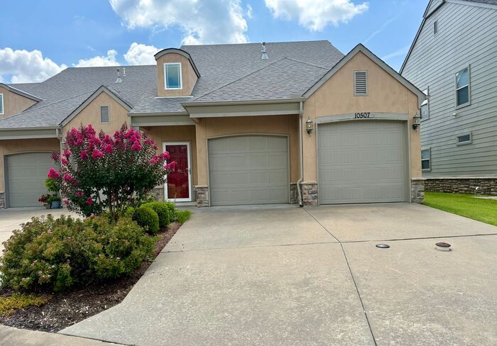 Foto principal - 2/2/2 Patio Home With Pond View!