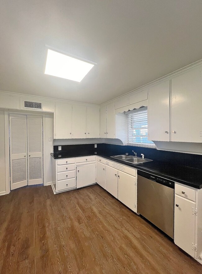 Building Photo - This 3/2/1 Nestled on Oversized Lot in Ced...