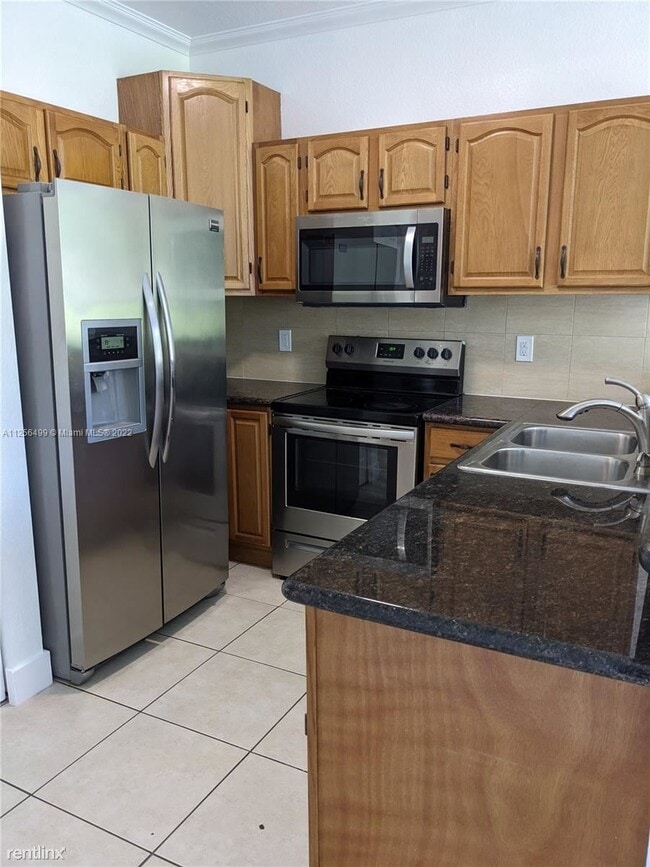 Building Photo - 4 br, 3 bath Townhome - 673 NE 21st Ter