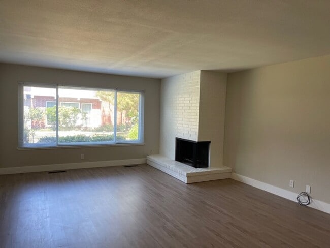 Building Photo - 2 bedroom, 2.5 bath 2 story condo now avai...