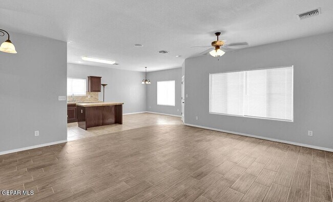 Foto del edificio - 6825 Steffers Ln