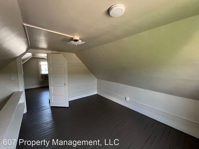 Building Photo - 3 br, 1.5 bath House - 126 Oak Hill Ave.