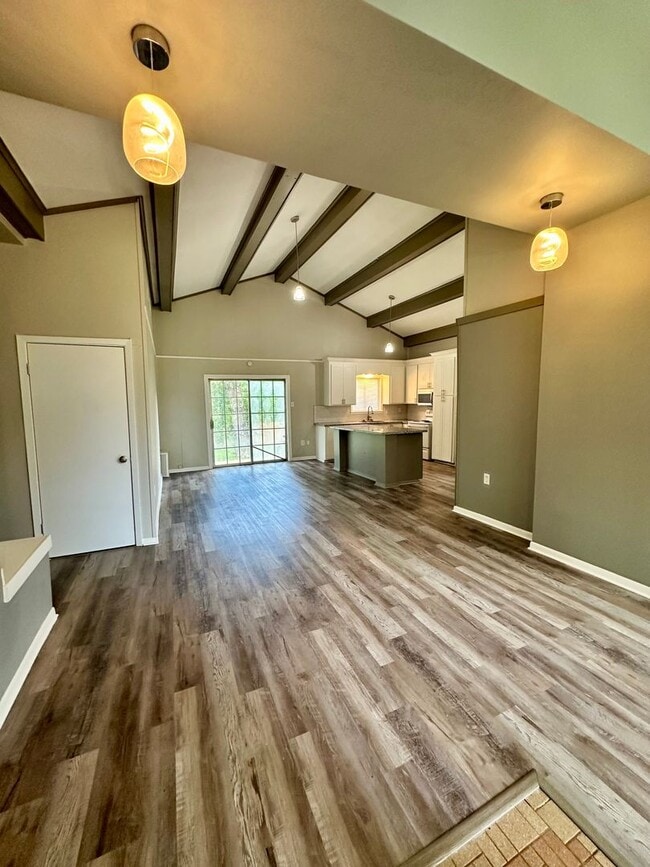 Building Photo - Spacious 4 Bedroom Home in Pearl!